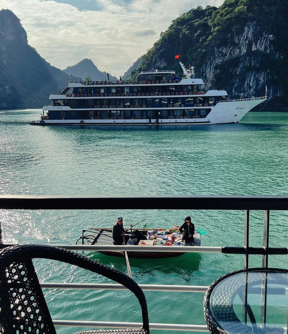 Day cruise among the karsts